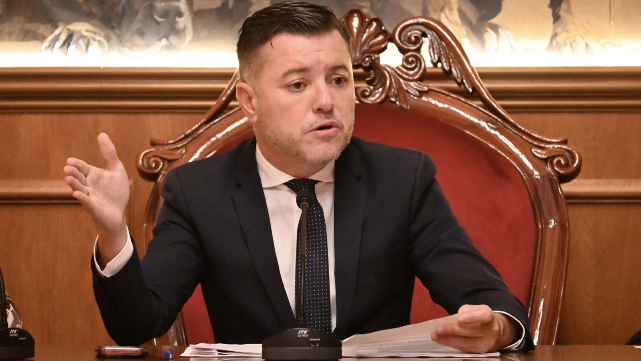 El Pleno de Gáldar pide la paralización del cierre de la Casa de la Esperanza