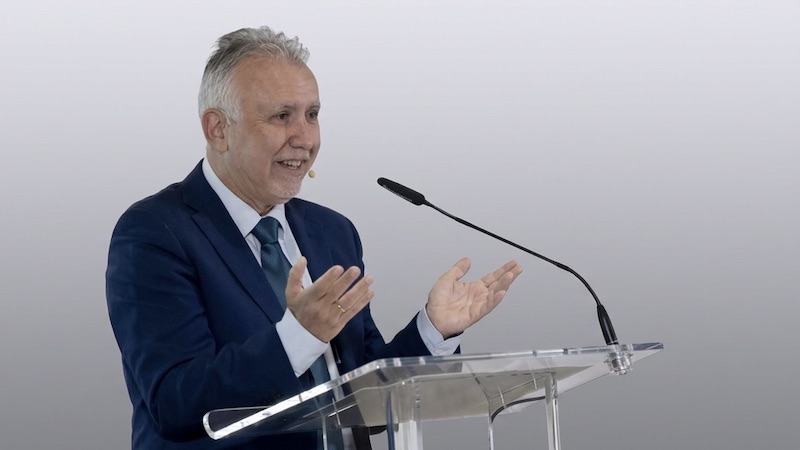 Torres sitúa antes del final del verano la negociación del traspaso aeroportuario