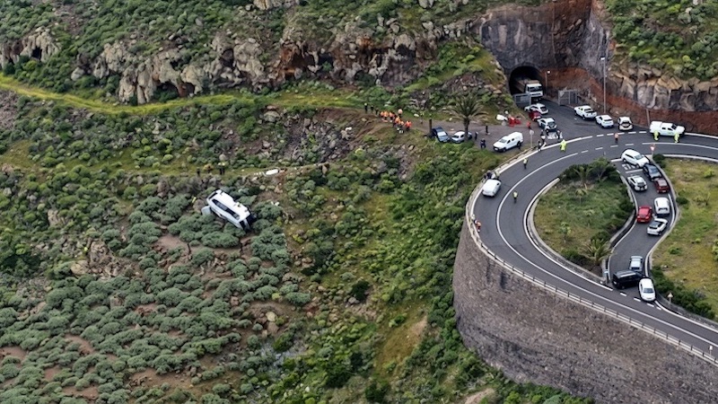 Un fallecido y catorce heridos tras caer una guagua en La Gomera
