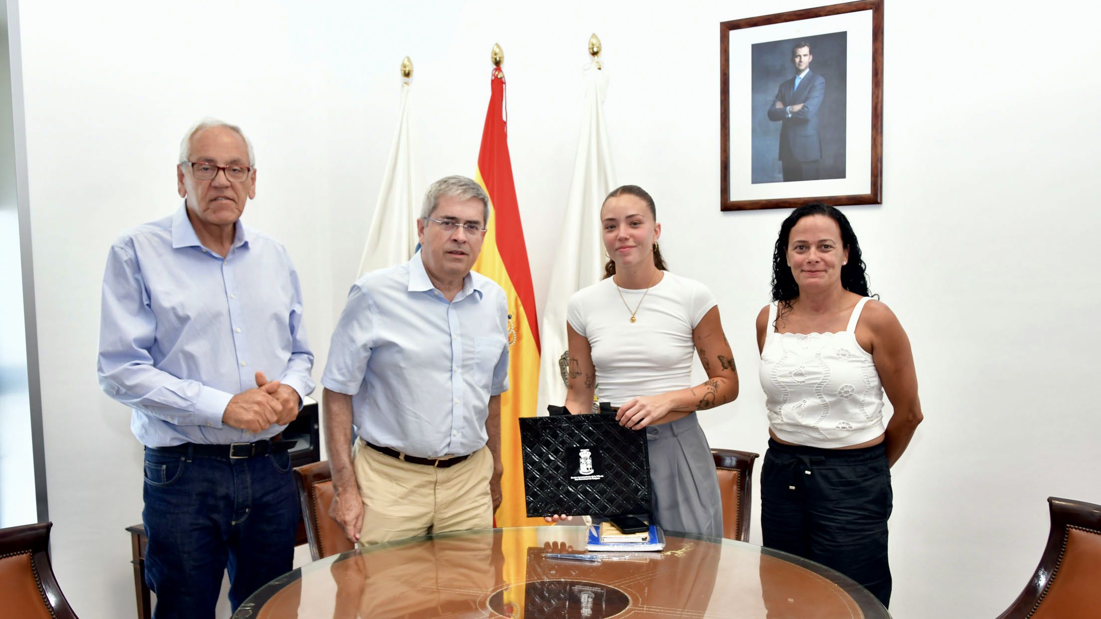 La karateca Indira Zúñiga es reconocida en San Bartolomé de Tirajana por sus éxitos deportivos