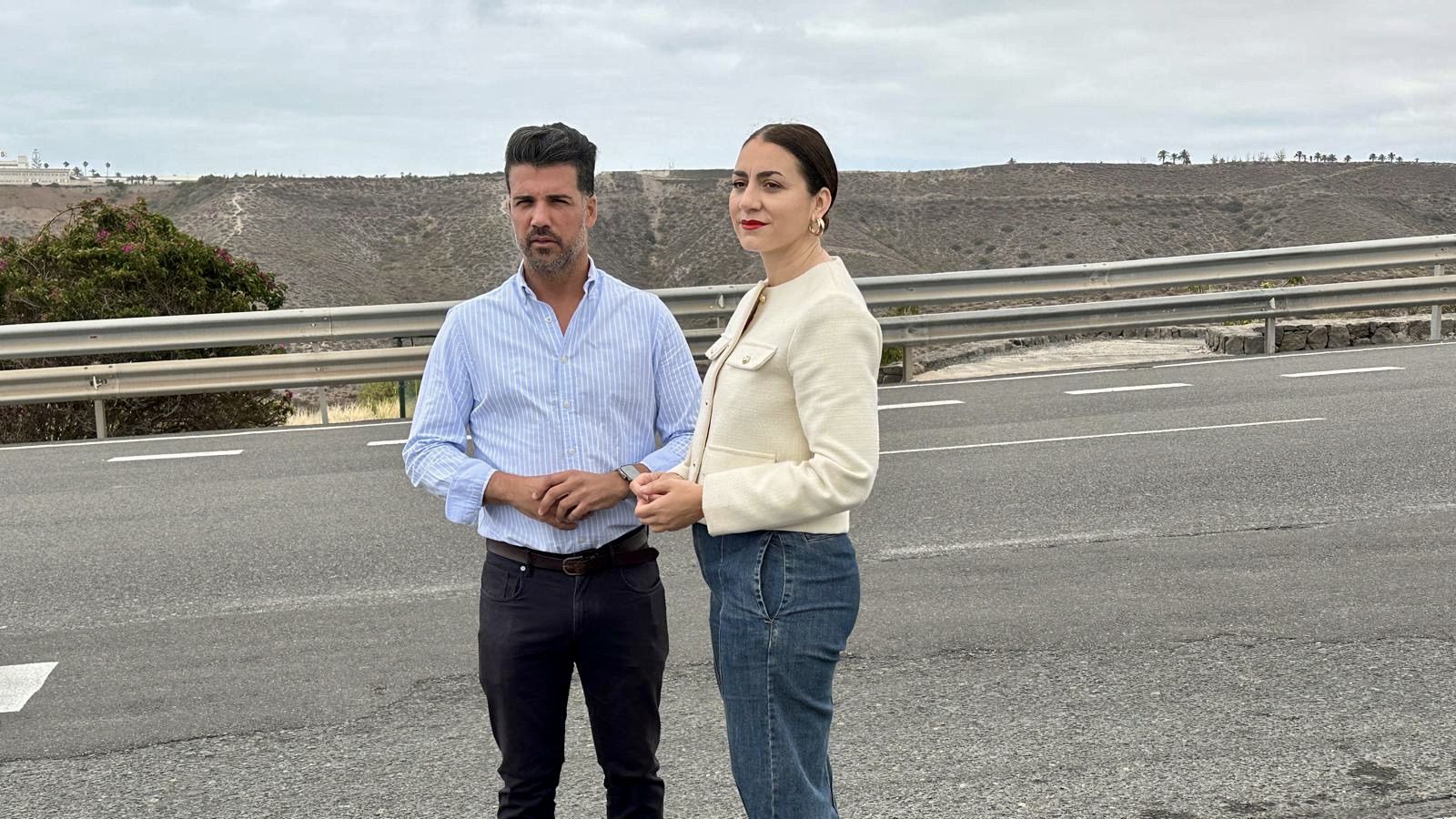 Los vecinos de El Secadero reclaman a los políticos el peligro existente en las paradas de guaguas