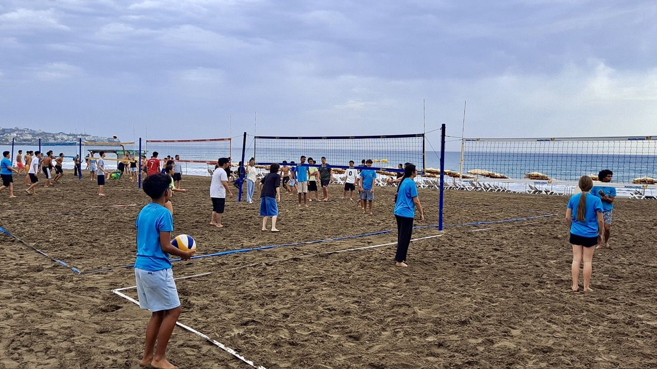 El alumnado de los IES de Maspalomas se enganchan al voley playa en El Inglés