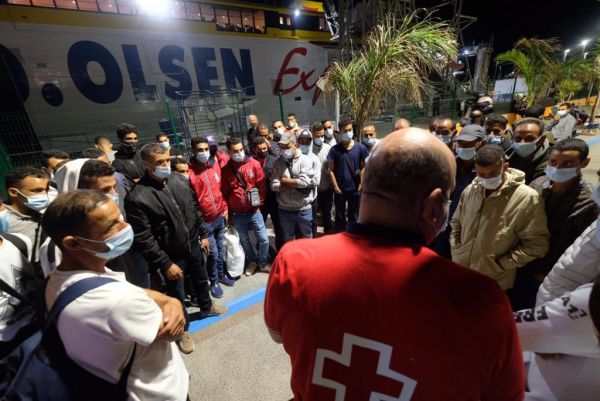 Más de 200 inmigrantes enviados desde Gran Canaria intentan salir de Santa Cruz en barco hacia Huelva