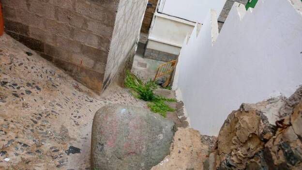 Herido de carácter grave tras caerle un muro de bloques cuando paseaba por Telde