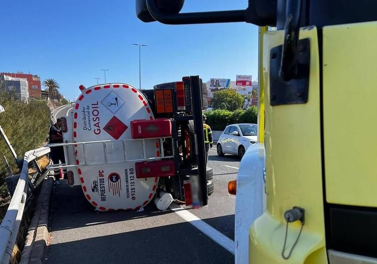 Vuelca un camión cisterna en la GC-1 y evacúan al Materno a un menor con lesiones leves