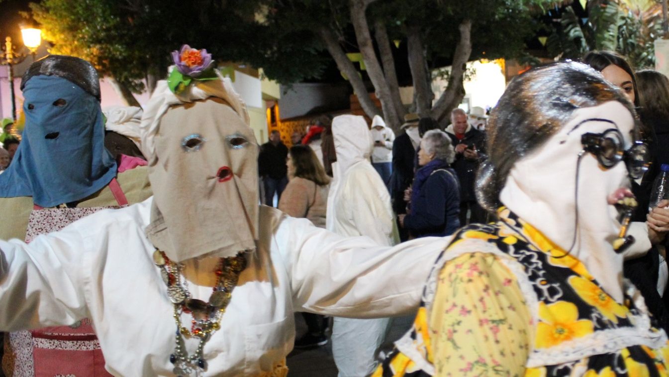 Las mascaritas invaden el casco histórico de Agüimes para celebrar el Carnaval Antiguo