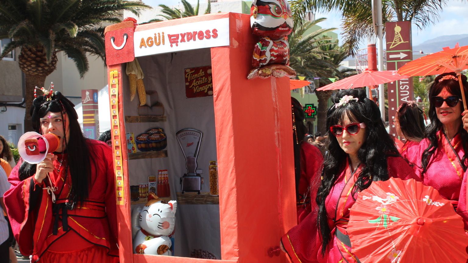 Cientos de carnavaleros recrean una escena de videojuego en la Avenida Polizón de Arinaga