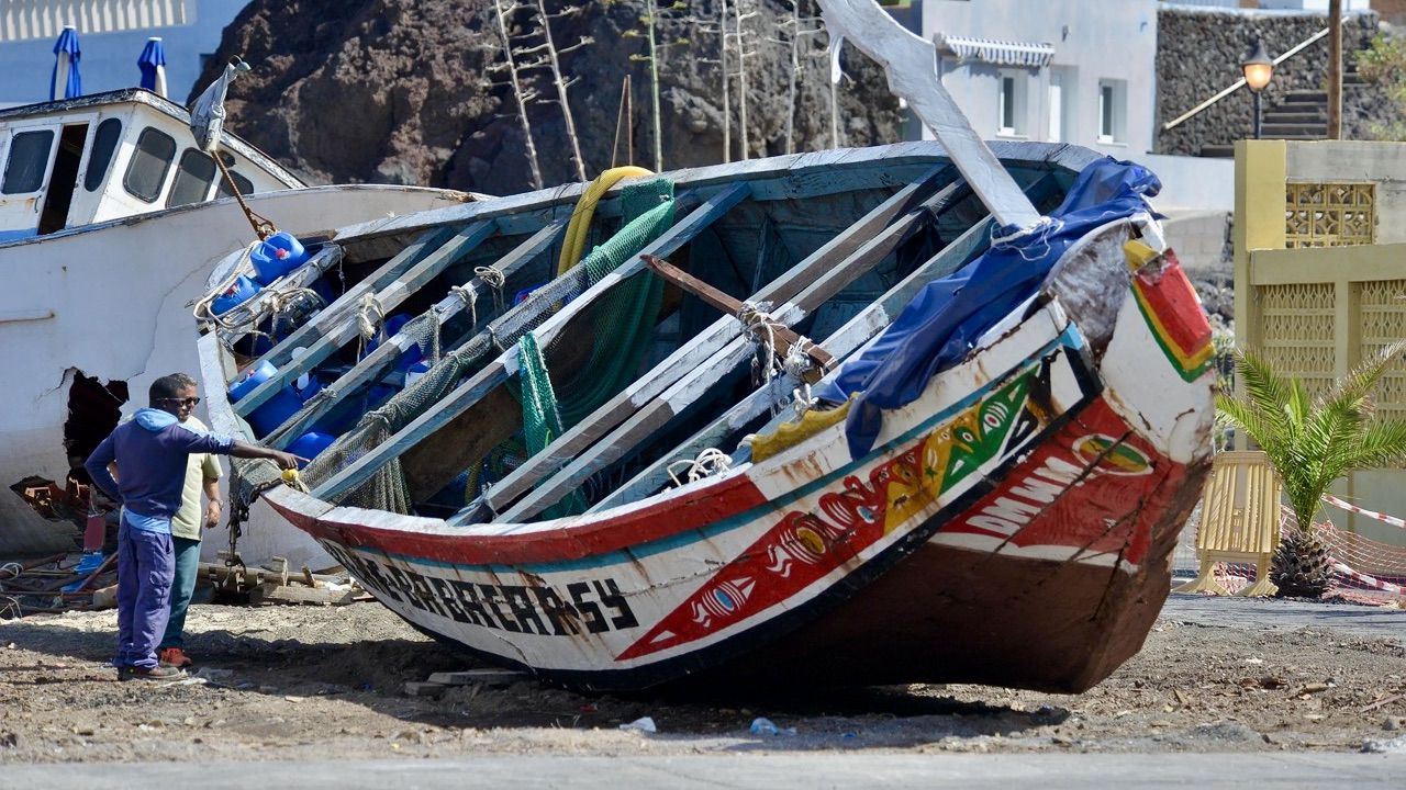 Hallan un segundo fallecido al limpiar un cayuco que arribó el sábado a La Restinga