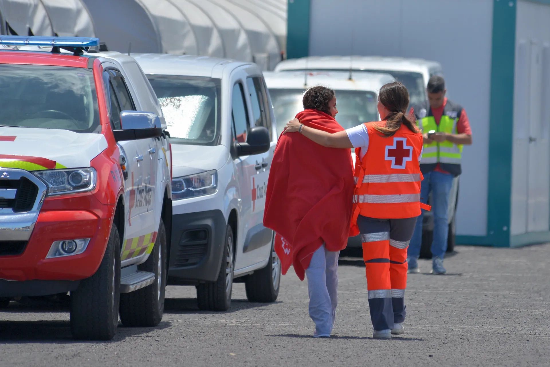 Llegan 105 inmigrantes en dos cayucos a El Hierro y Gran Canaria, entre ellos una mujer