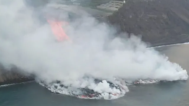 La lava cae al mar y forma un delta