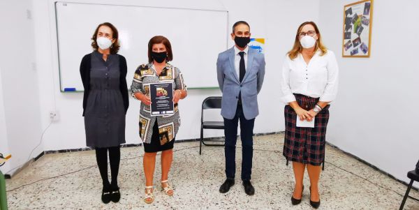 Soledad Bolaños aluman del CEPA Arucas-Firgas ganadora del I Concurso Galdosiano de Escritura del Gobiernod de Canarias