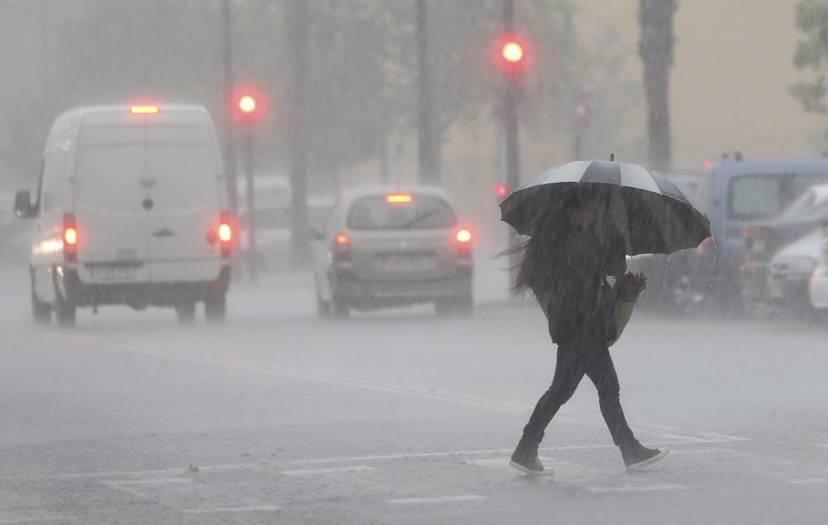 'Oscar' mantiene en riesgo por lluvias, viento y tormentas a las islas occidentales de Canarias