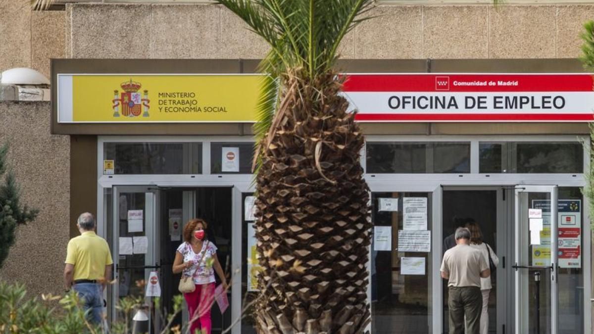 El paro cae en 10.968 personas en julio hasta los 2,67 millones de desempleados, mínimos desde 2008
