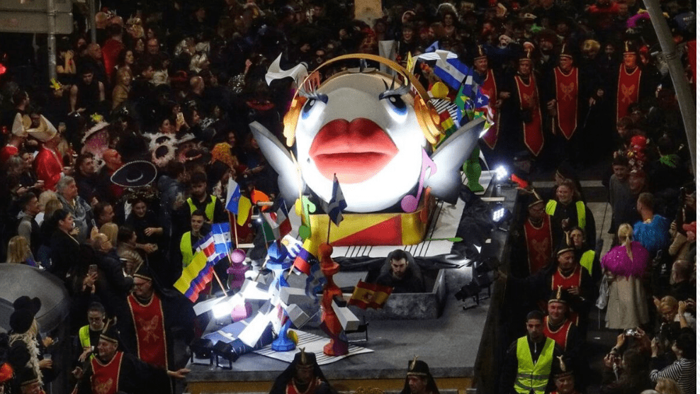 Santa Cruz de Tenerife se prepara ya para la Piñata tras un multitudinario Entierro de la Sardina