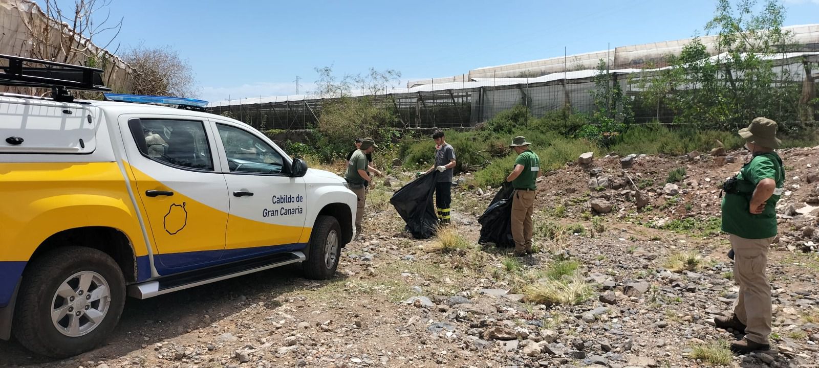 Barrancos de Telde que desembocan en playas reciben una limpieza de choque