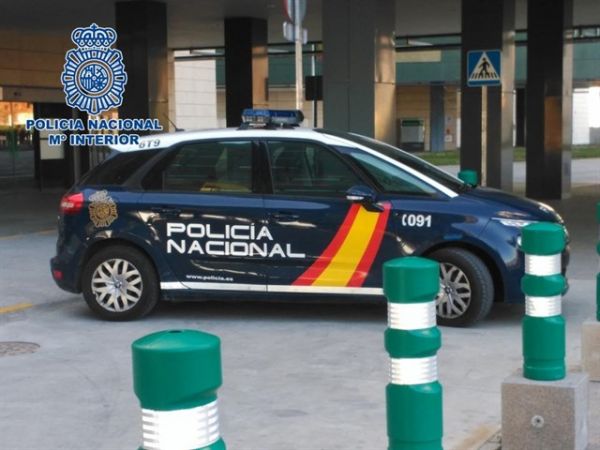 Detenido un taxista en San Bartolomé de Tiraja por vender un móvil que un turista se olvidó en su coche