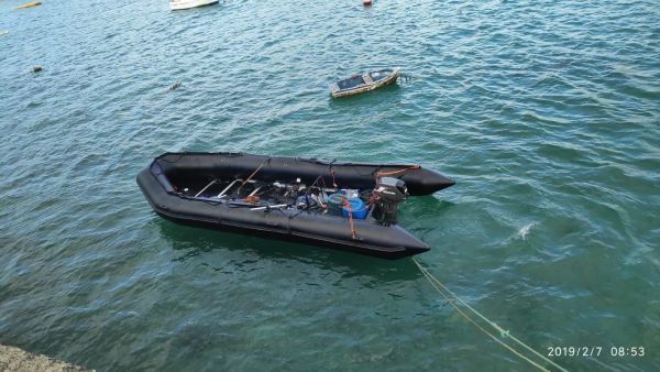 Arriba una embarcación neumática con cinco inmigrantes a la Playa de Las Cucharas (Lanzarote)