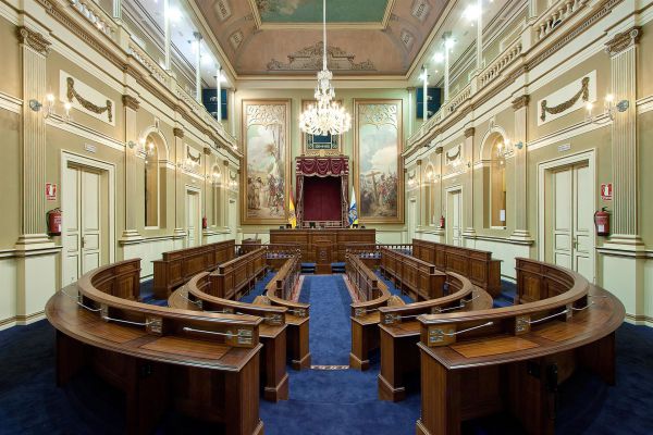 La X Legislatura arranca este martes con 70 diputados y siete partidos políticos