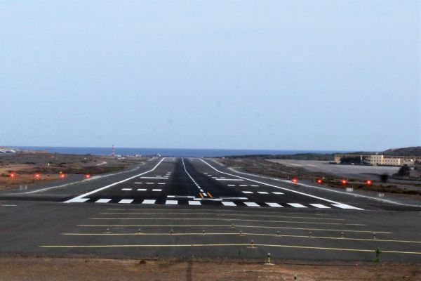 El pinchazo en una rueda de una avioneta al aterrizar en el Aeropuerto de Gran Canaria provoca el desvío de 3 vuelos a Tenerife