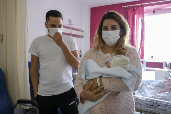 Martina, una niña nacida en Gran Canaria, primer bebé del año en Canarias