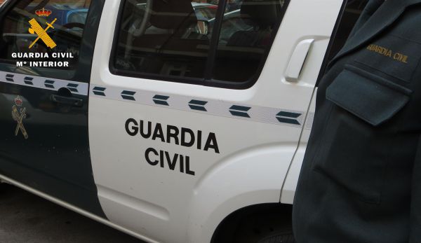 Guardia Civil interviene en un hotel de Gran Canaria que acoge migrantes con numerosos jóvenes bañándose en la piscina