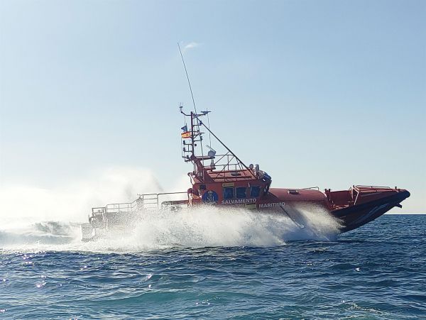 Rescatados 45 migrantes de una patera a la deriva a unas 38 millas al sur de Gran Canaria