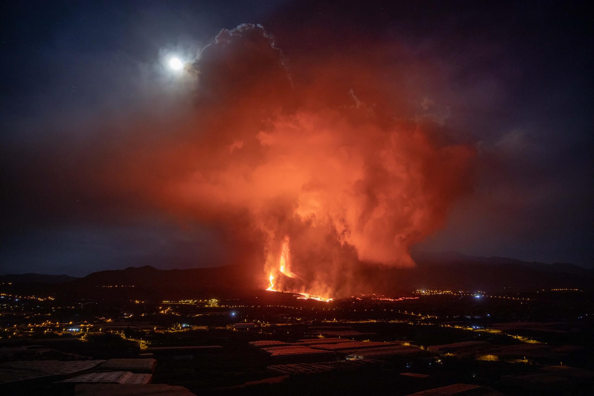 La lengua principal de lava 'se lleva' Todoque y avanza hacia el mar