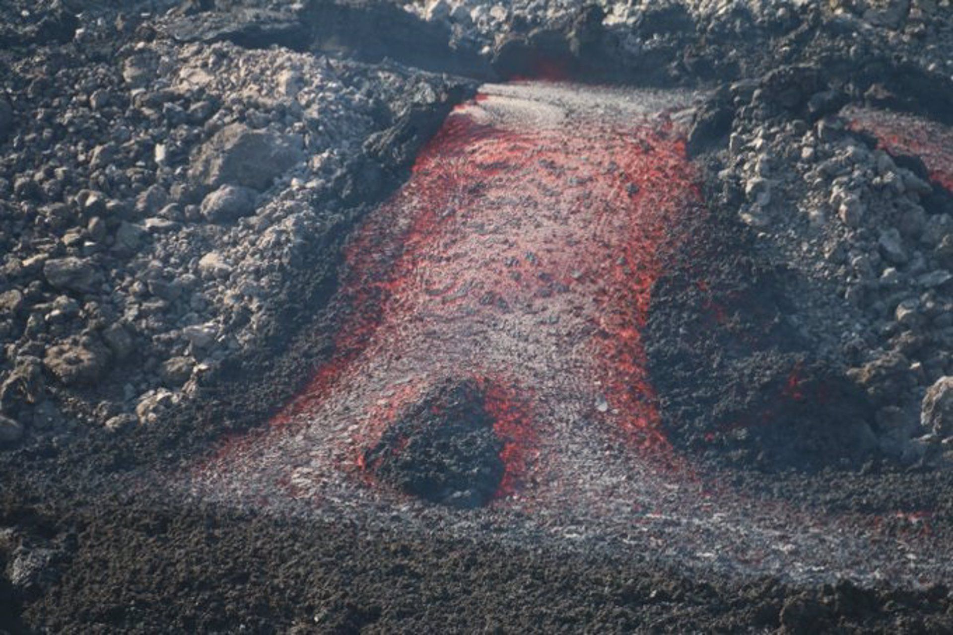 Una nueva lengua de lava alcanzó el mar en la zona de la playa de El Charcón