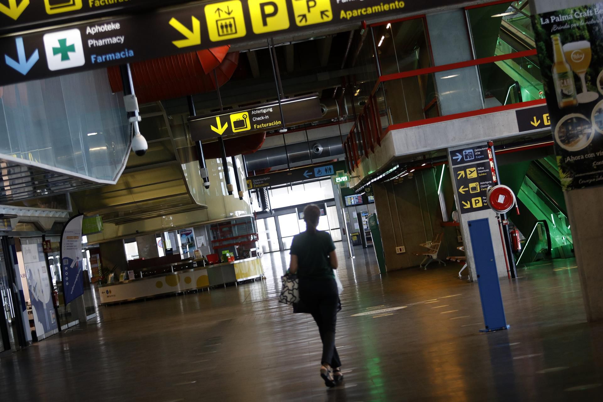 El aeropuerto de La Palma continúa inoperativo debido a la acumulación de ceniza