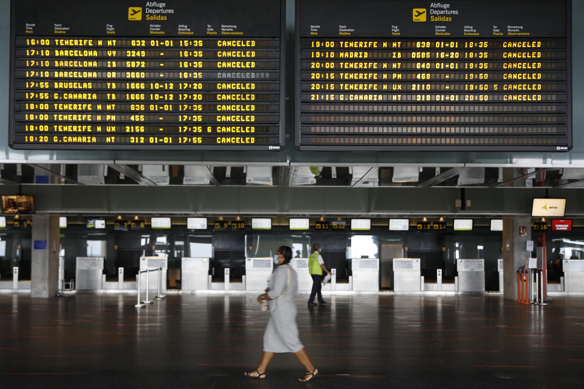 El aeropuerto de La Palma continúa inoperativo por cuarto día consecutivo debido a la acumulación de ceniza