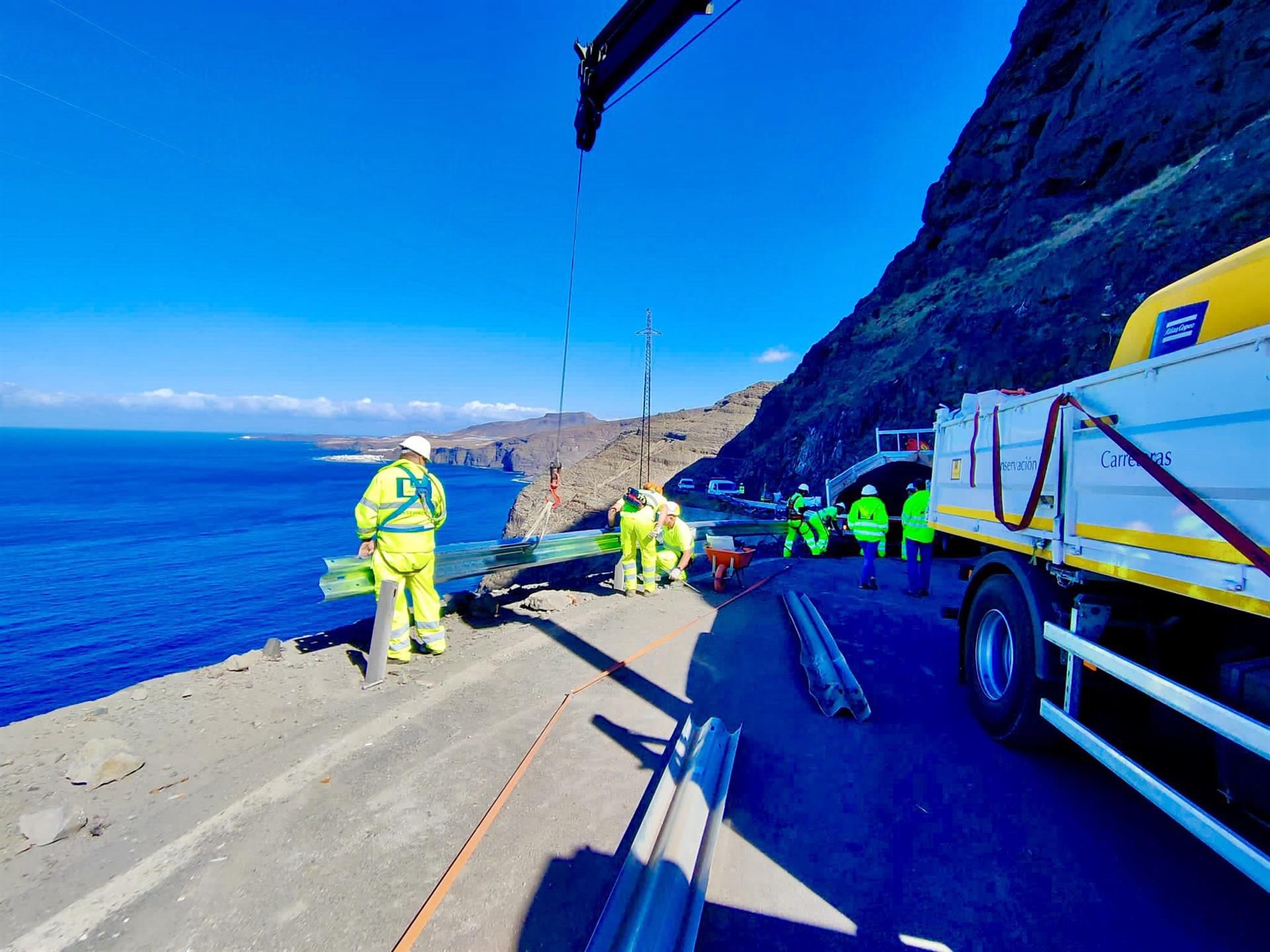 Reabre al tráfico la carretera GC-200 que une Agaete y La Aldea, en Gran Canaria, tras los últimos desprendimientos