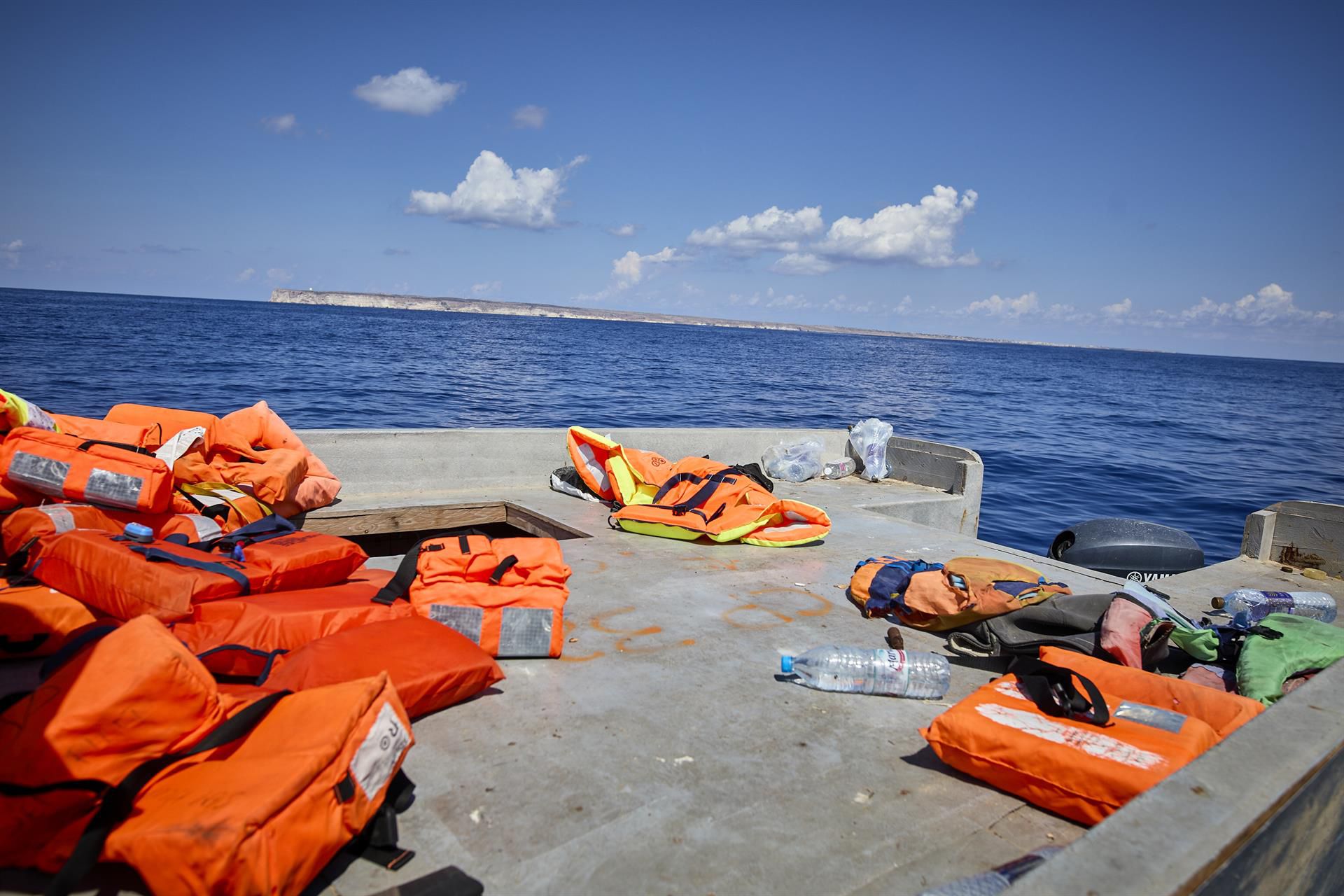 Caminando Fronteras alerta de la desaparición de una neumática con 60 personas en ruta a Canarias