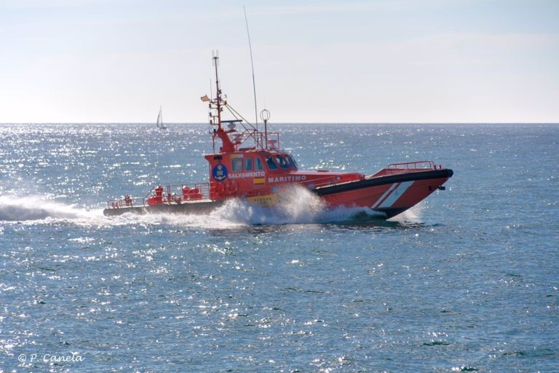Rescatan a unos 64 migrantes en aguas cercanas a Gran Canaria