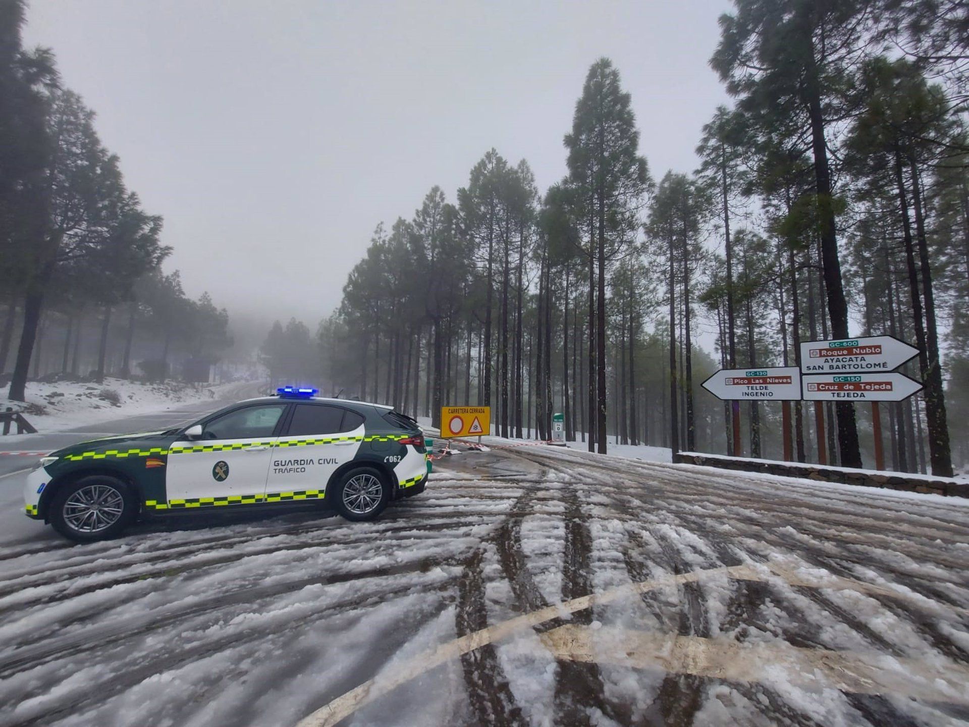 Guardia Civil trabaja en el cierre de los accesos a la cumbre de Gran Canaria por la existencia de placas de hielo