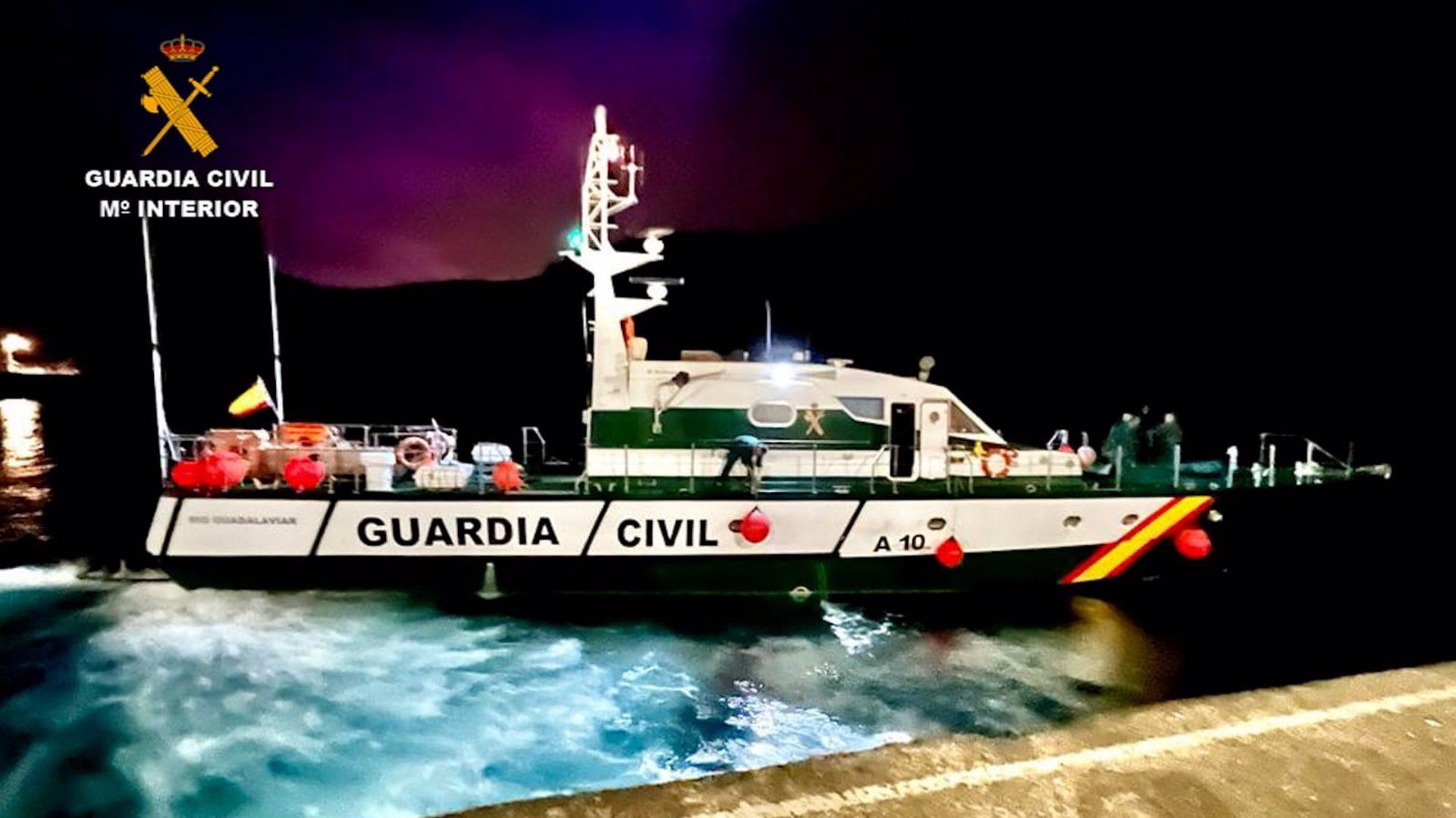 Detienen a dos tripulantes e incautan 53 fardos de hachís de una embarcación neumática