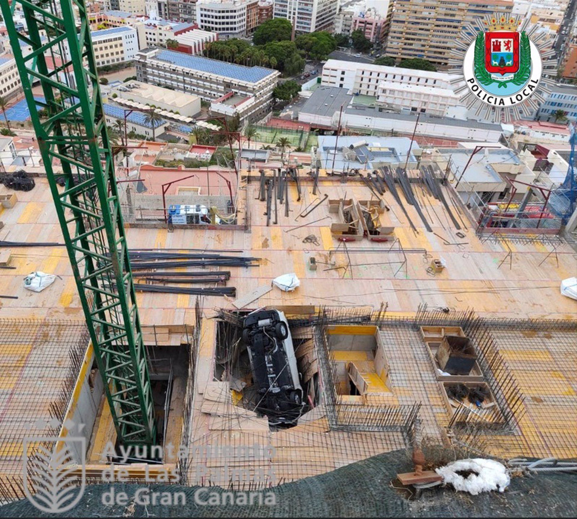 Un conductor ileso al precipitarse 5 metros y caer en una de las viviendas en construcción de la calle Pancho Guerra