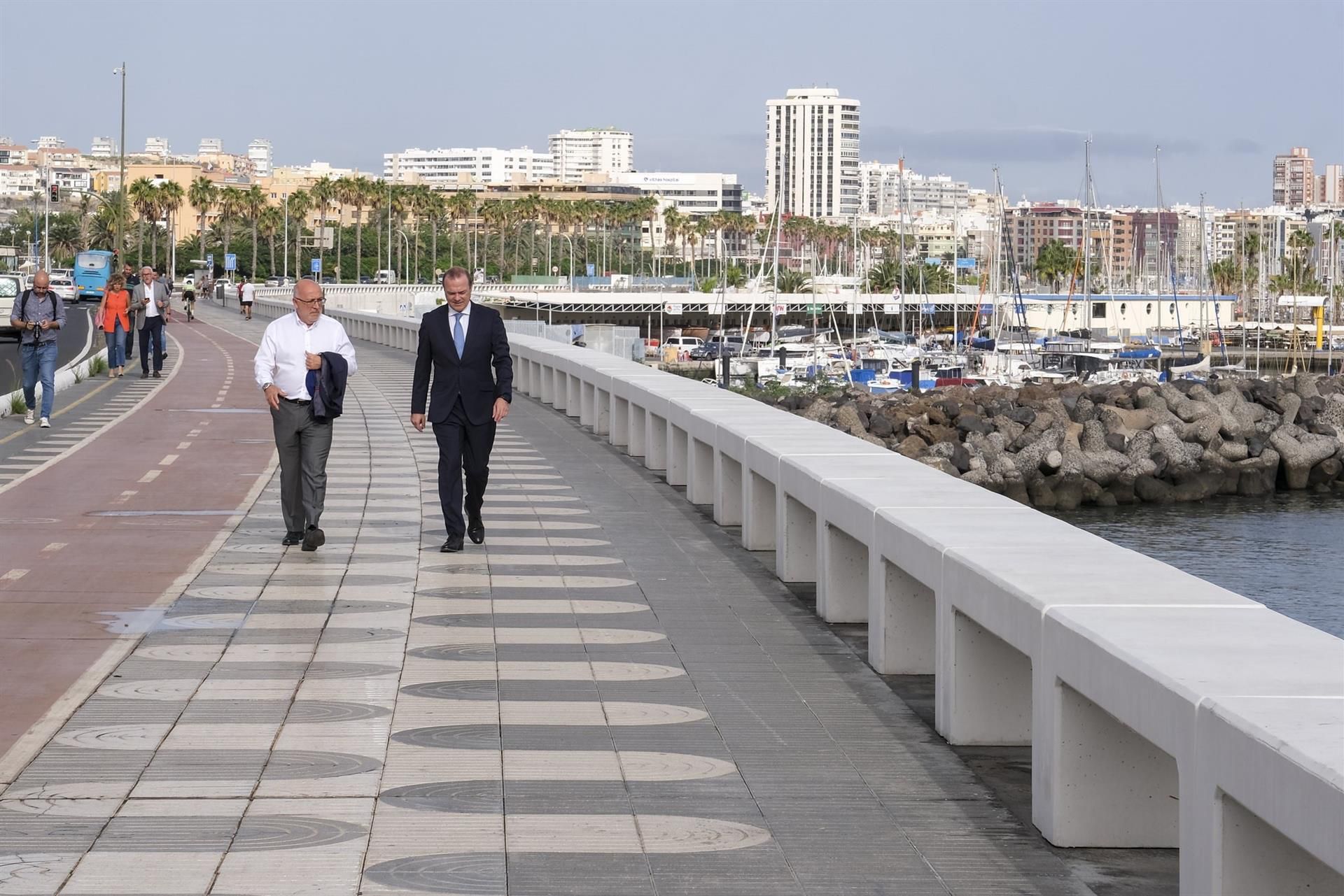 Los bancos de la avenida marítima de Las Palmas de Gran Canaria están de estreno