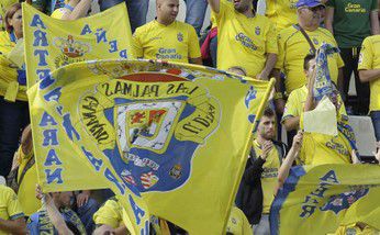 Las Palmas va a subir. La celebración de los aficionados de la UD en Ipurúa