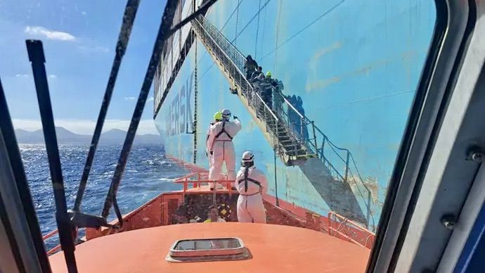 Un buque mercante rescata una patera con 33 migrantes a 96,5 km de Lanzarote