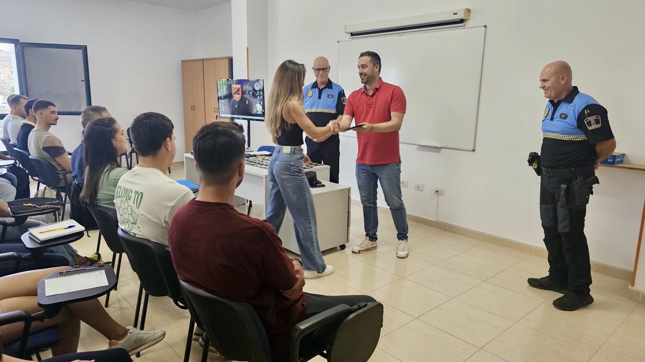 El alcalde de Telde entrega las placas identificativas a los nuevos integrantes de la Policía Local