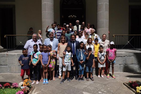 Las niñas y niños saharauis del programa Vacaciones en Paz visitan el Parlamento de Canarias
