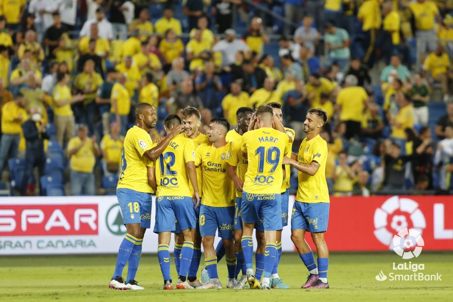 La UD Las Palmas es líder a la espera del Granada esta noche