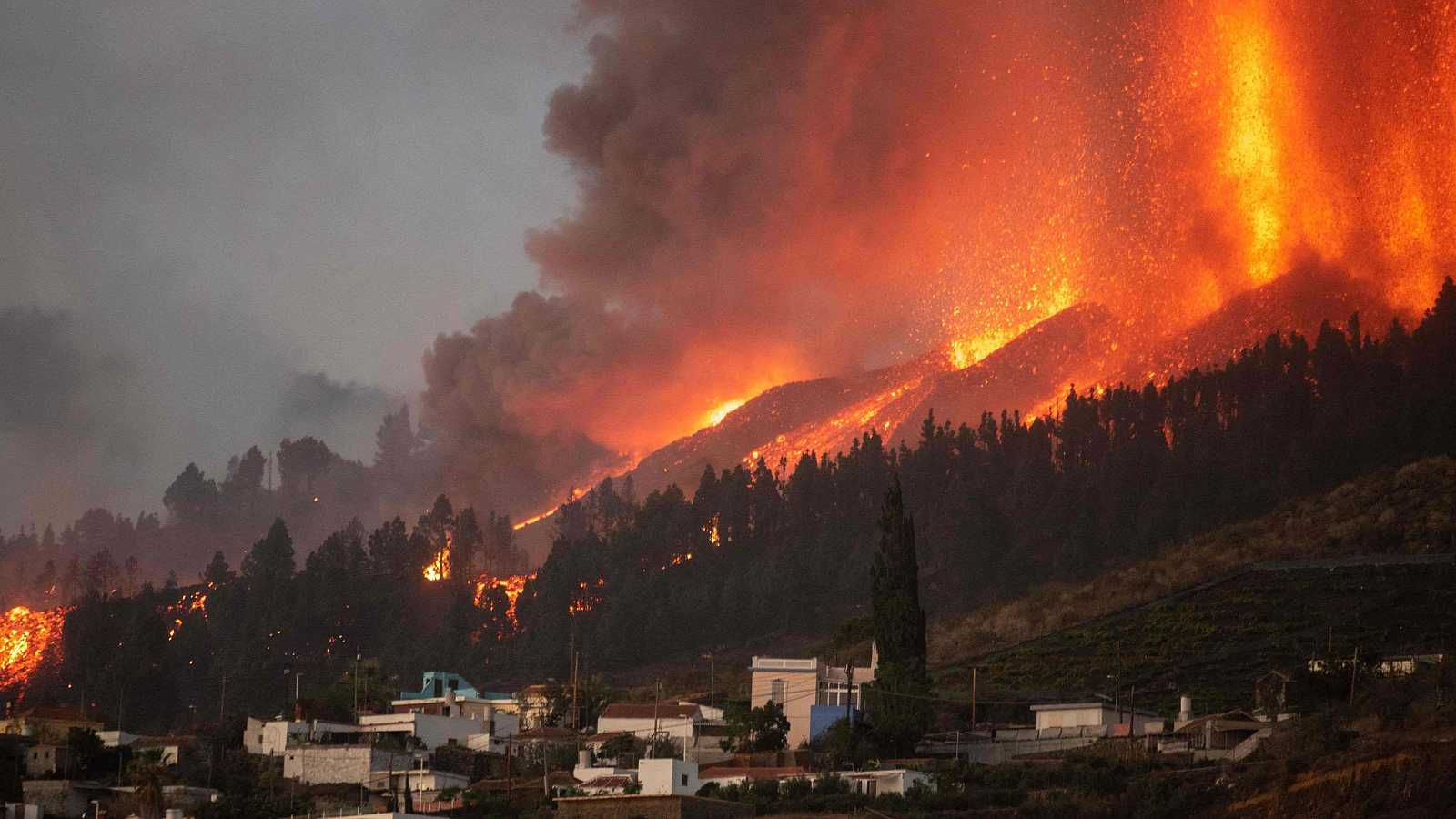 Aumenta la actividad explosiva del volcán de La Palma y no se descarta la aparición de nuevas bocas