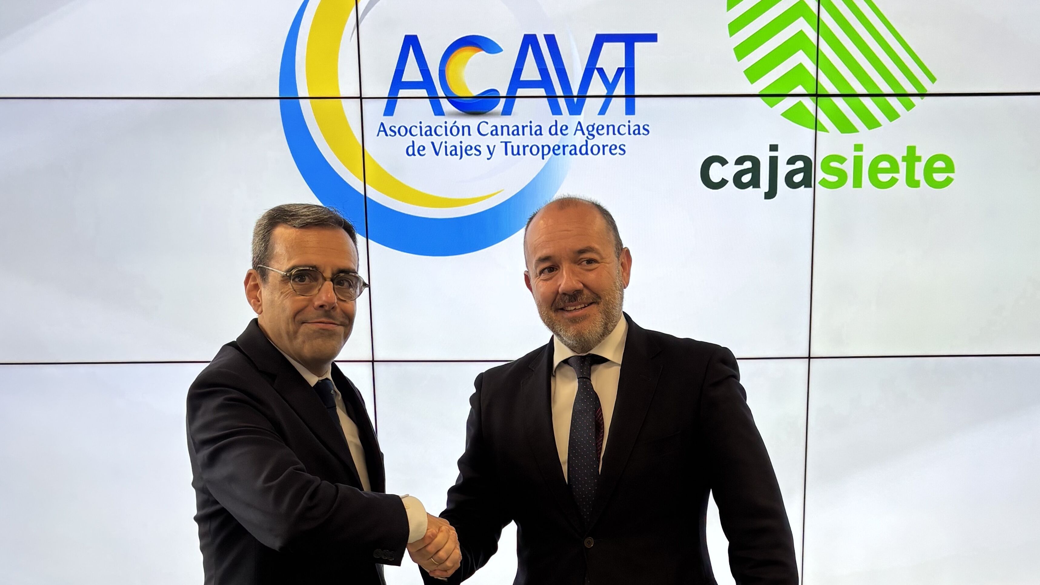 Cajasiete y la Asociación Canaria de Agencias de Viaje y Turoperadores firman un convenio para impulsar al sector turístico