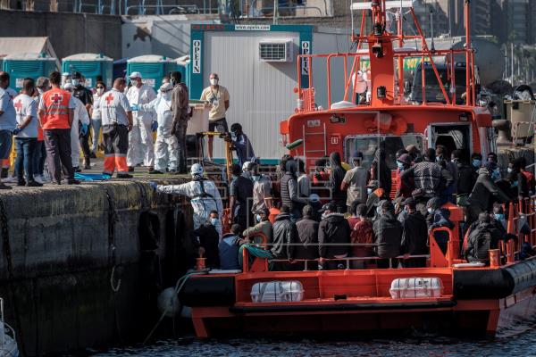 ACTUALIZACIÓN .- Canarias recibe 299 inmigrantes ayer jueves en otro día frenético de llegadas y rescates, y comienza el viernes con la llegada de 156 