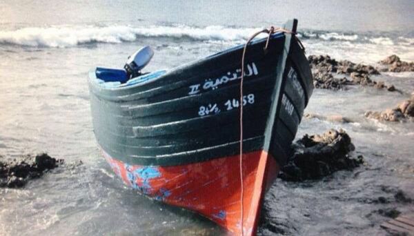 Llega una patera al muelle de Arrieta (Lanzarote). La Guardia Civil localiza a 14 inmigrantes.