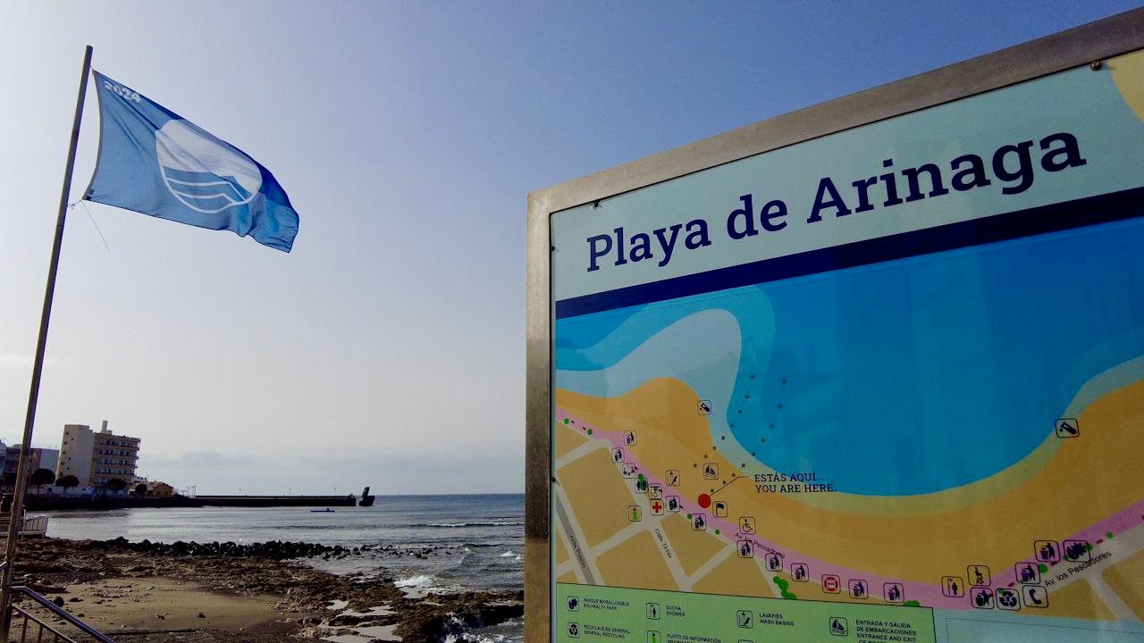La bandera azul ondea en la playa de Arinaga por octavo año consecutivo