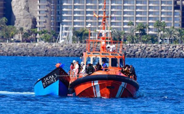 Más de 400 migrantes alcanzaron Canarias desde el jueves a la madrugada del este viernes