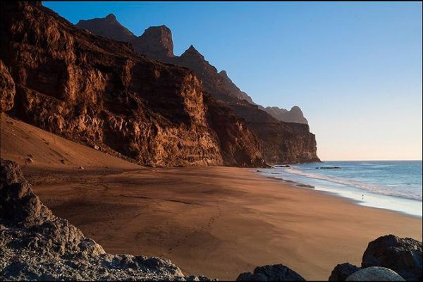 Disuelven una FIESTA ILEGAL en la playa de Güigüi (La Aldea)