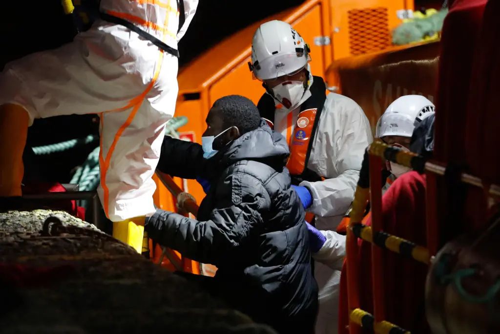 Rescatan una patera con siete niños a 150 kilómetros al sur de Gran Canaria
